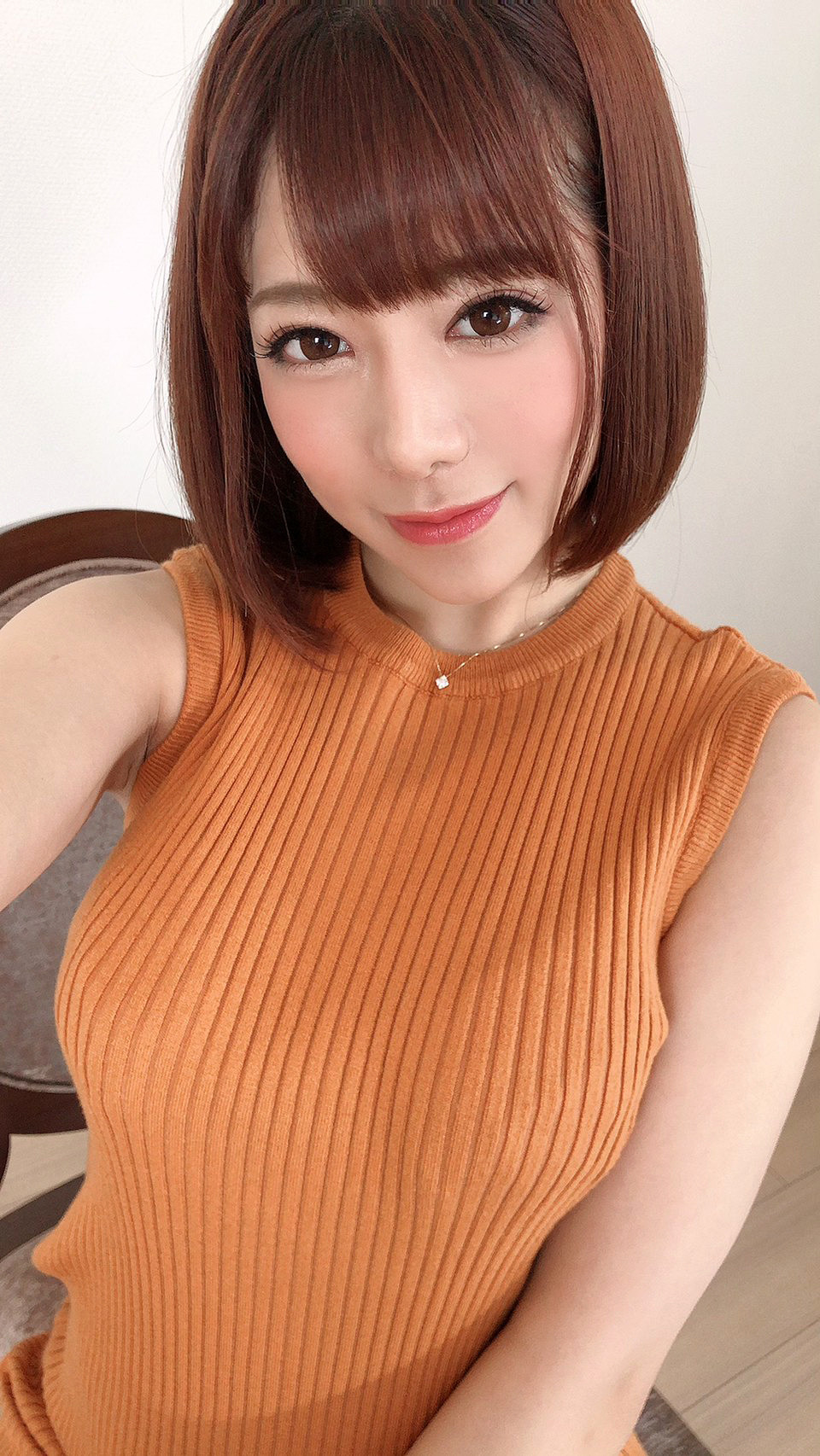 メイド喫茶で働くコスプレイヤーの巨乳女子大生とエチエチするエロ画像写真集と動画