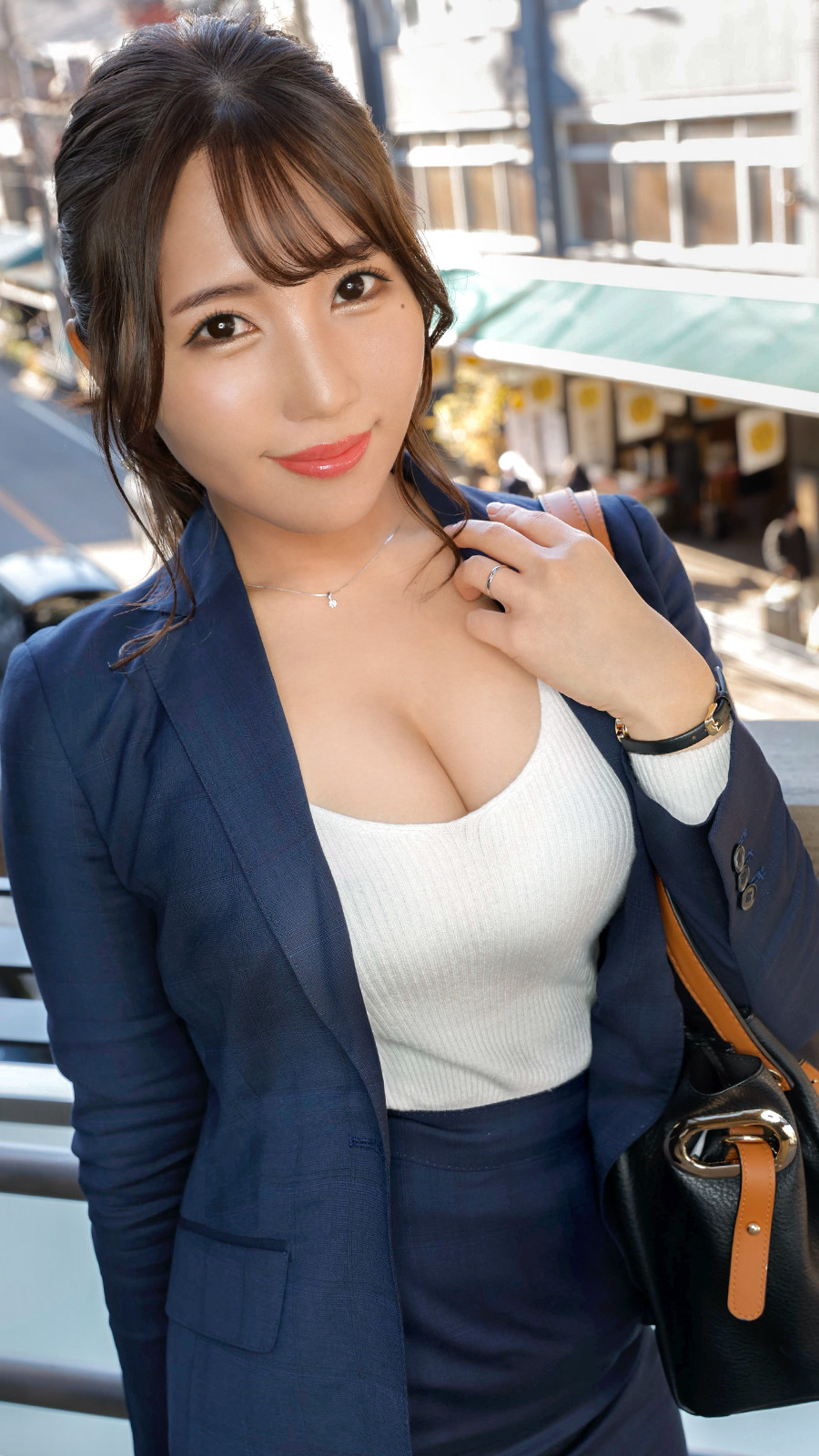 営業で働く美人OL巨乳人妻さんはくっそエロい安産型な腰＆下半身だったので黒パンスト履いたまま旦那の単身赴任中に美味しく奥様食べてやったぜ♪