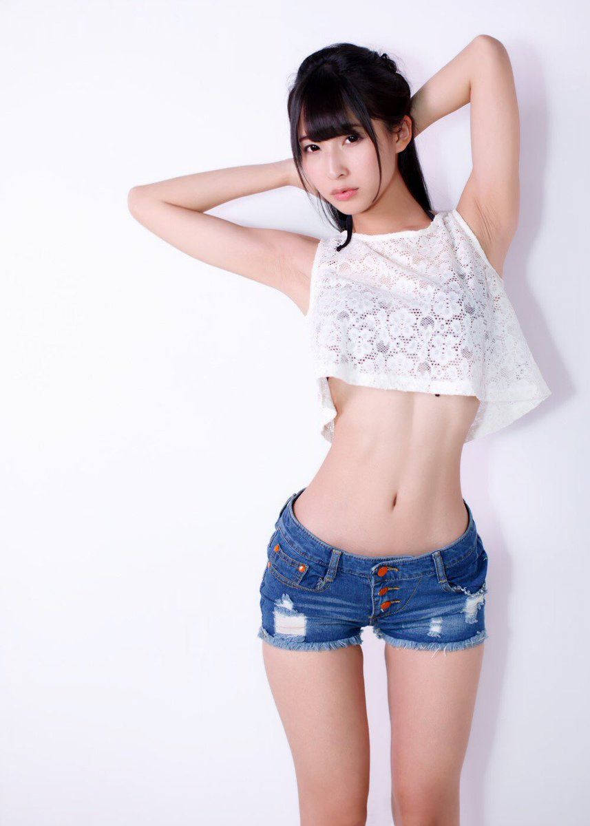 腰のくびれたウエストの細いセクシーな女の子画像