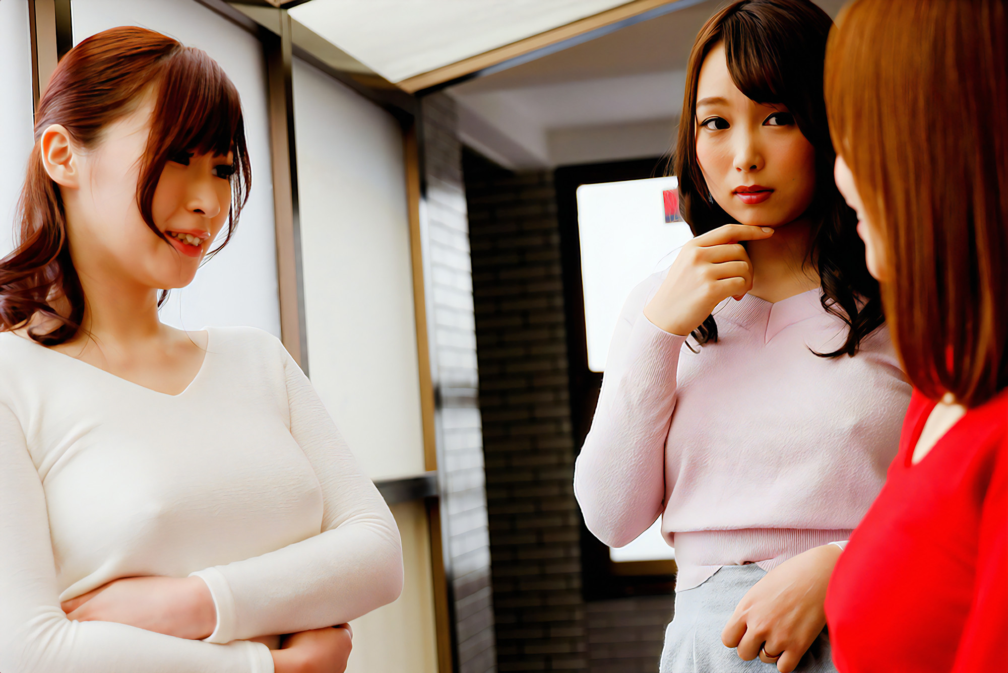 [Part7]そのおっぱいが気になってガン見したくなります！目線に困る色んな着衣/谷間/胸チラ画像