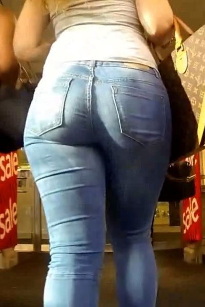 ピッタリデニムジーンズ金髪ギャルの街撮りムチムチ巨尻GIF画像と動画
