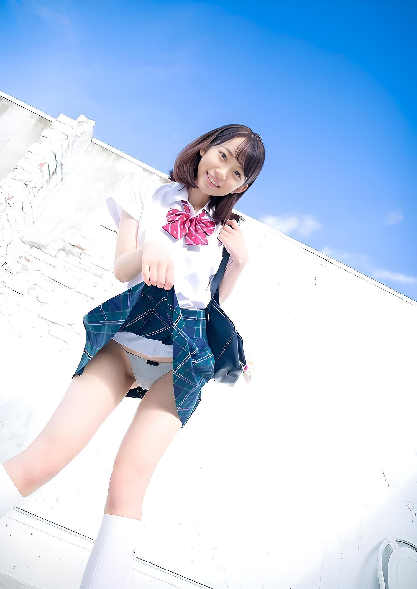 [Part17]パンツを見せてオラに元気を分けてくれ！女子のたくし上げパンチラ画像